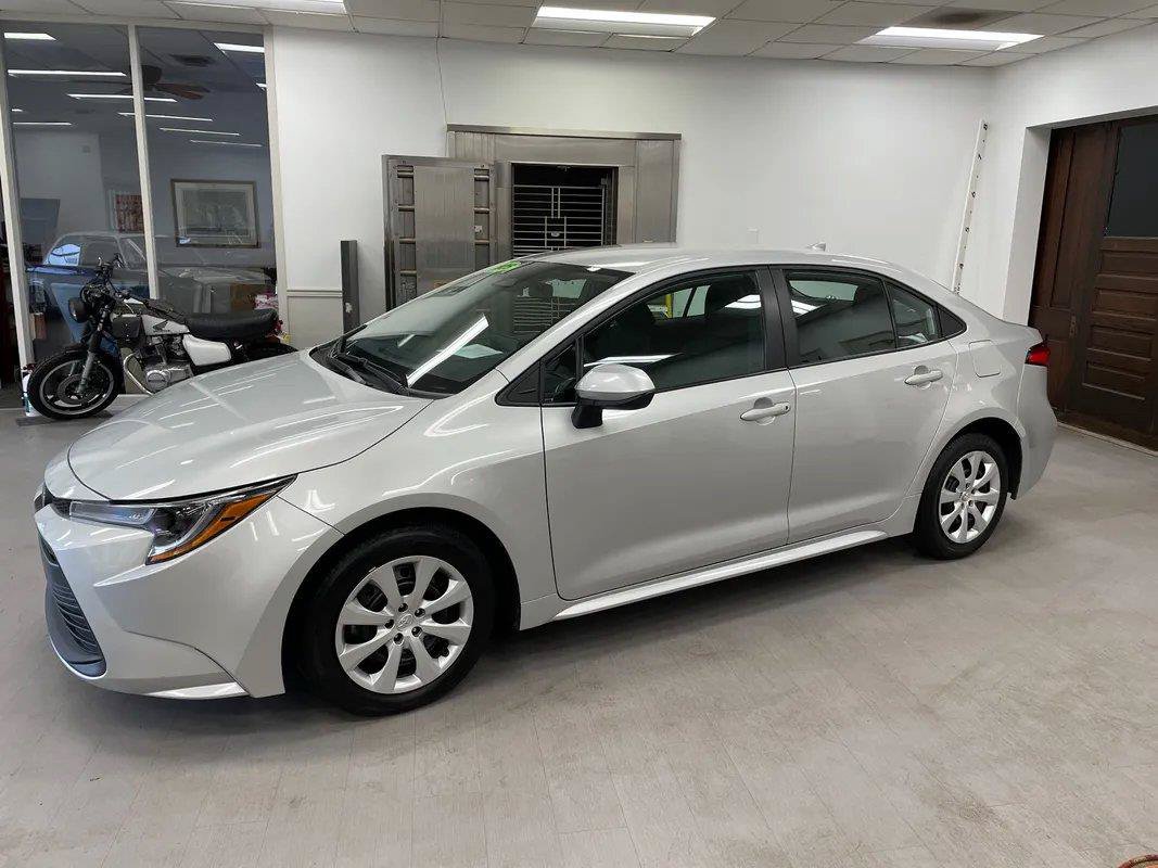 Used 2025 Toyota Corolla LE FWD image 2