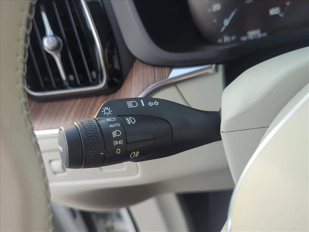 Used 2021 Volvo XC60 T5 Momentum w/ Premium Package FWD image 14