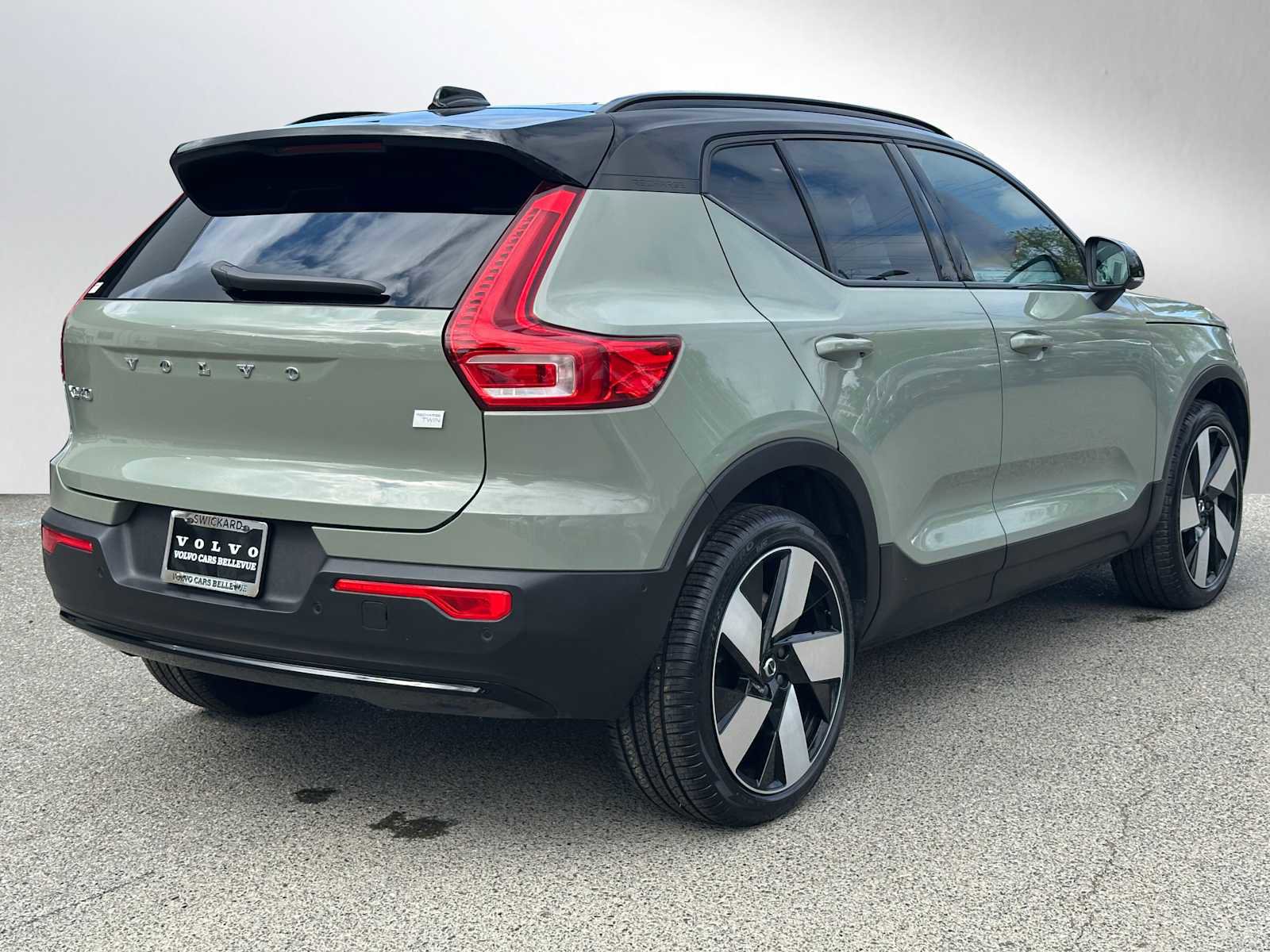 Certified 2023 Volvo XC40 Recharge Ultimate w/ Protection Package Premier AWD/4WD image 4