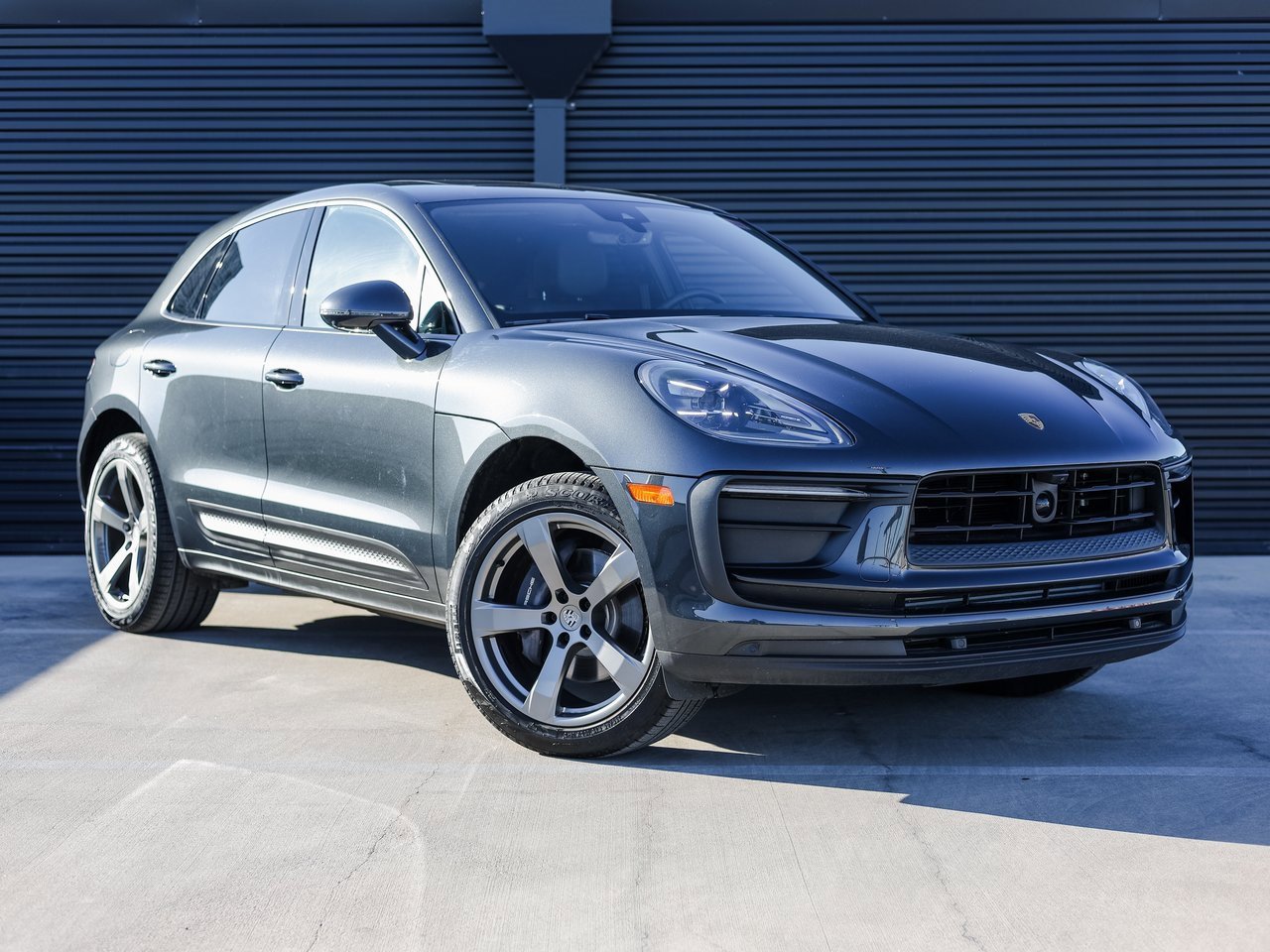 Certified 2025 Porsche Macan image 9