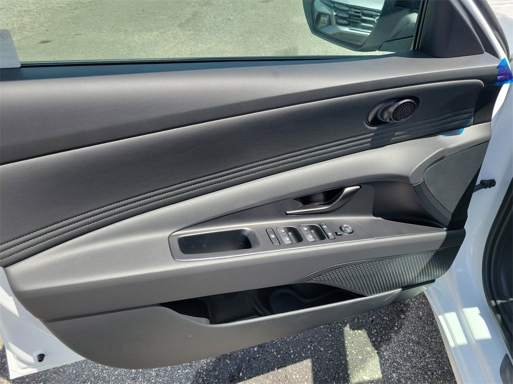 Used 2025 Hyundai Elantra Sport image 6