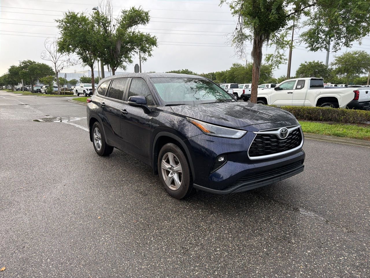 Used 2024 Toyota Highlander LE FWD image 7