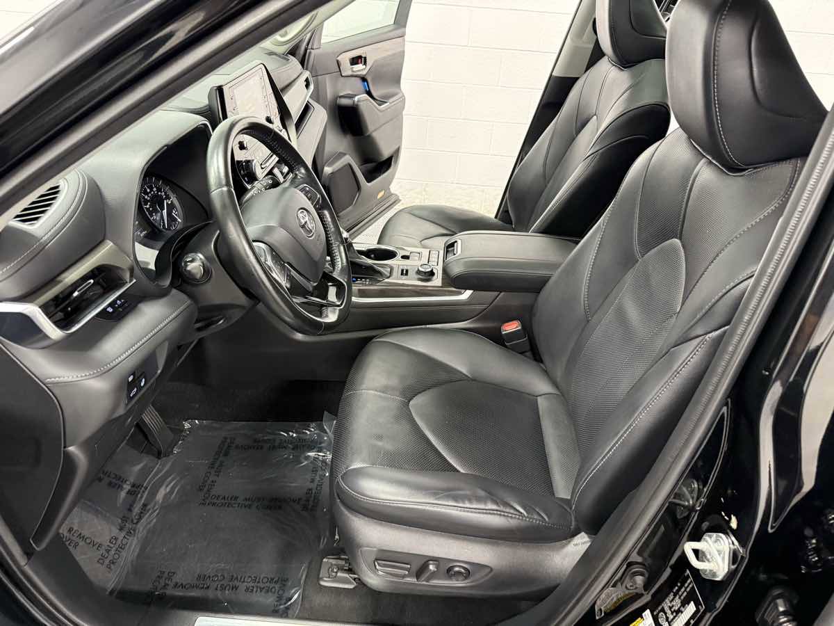 Used 2021 Toyota Highlander Limited image 11