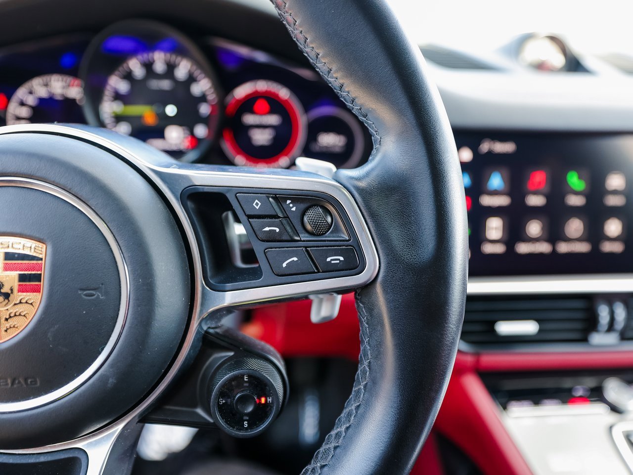 Certified 2022 Porsche Cayenne Platinum Edition image 16