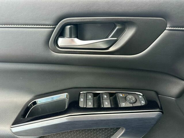 Used 2023 Nissan Pathfinder SL image 11