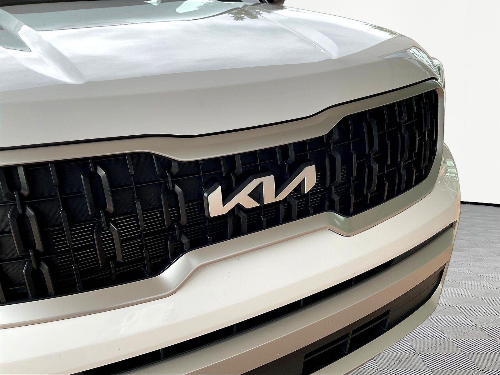 Used 2025 Kia Telluride LX FWD image 31