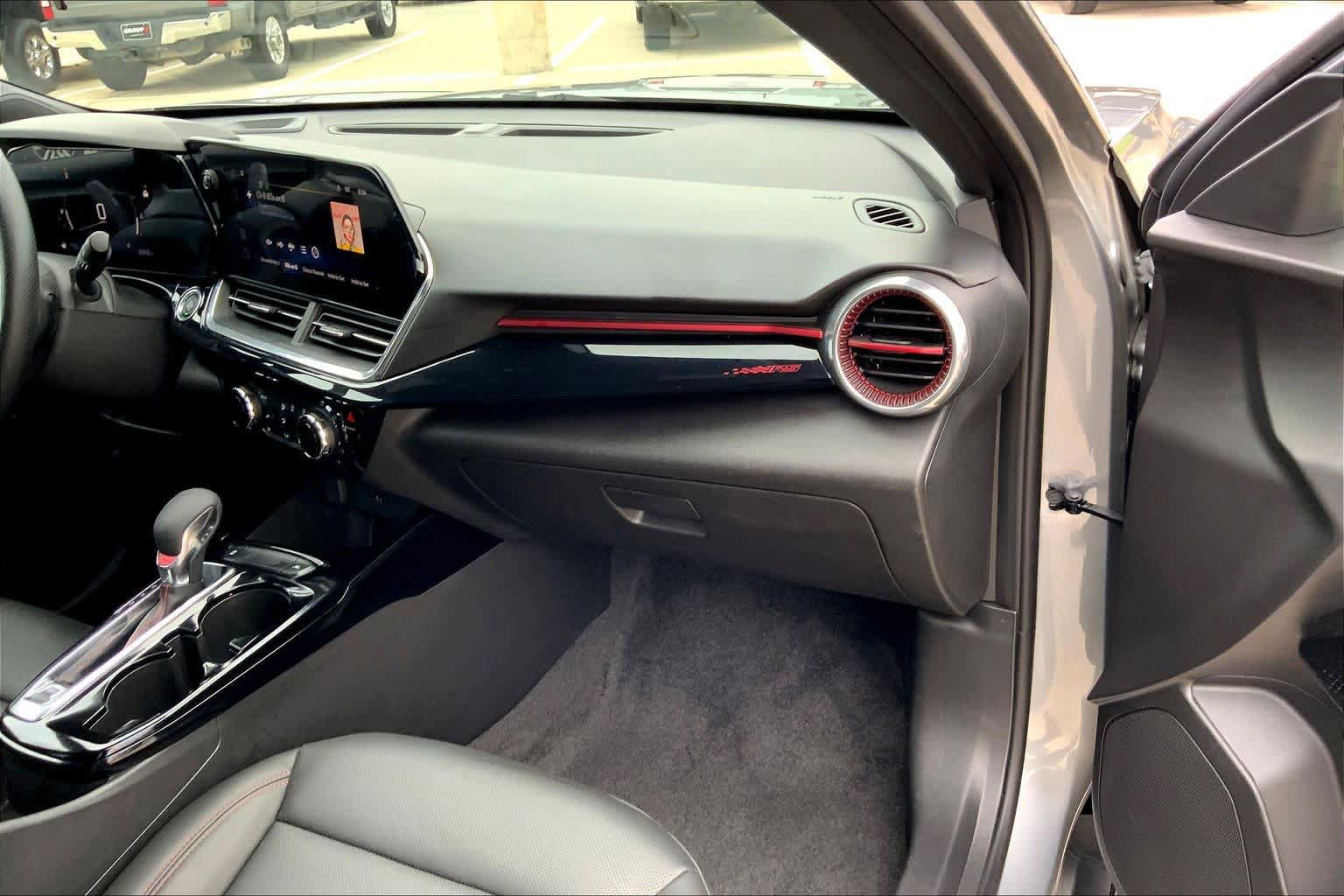 Used 2025 Chevrolet Trax RS FWD image 19