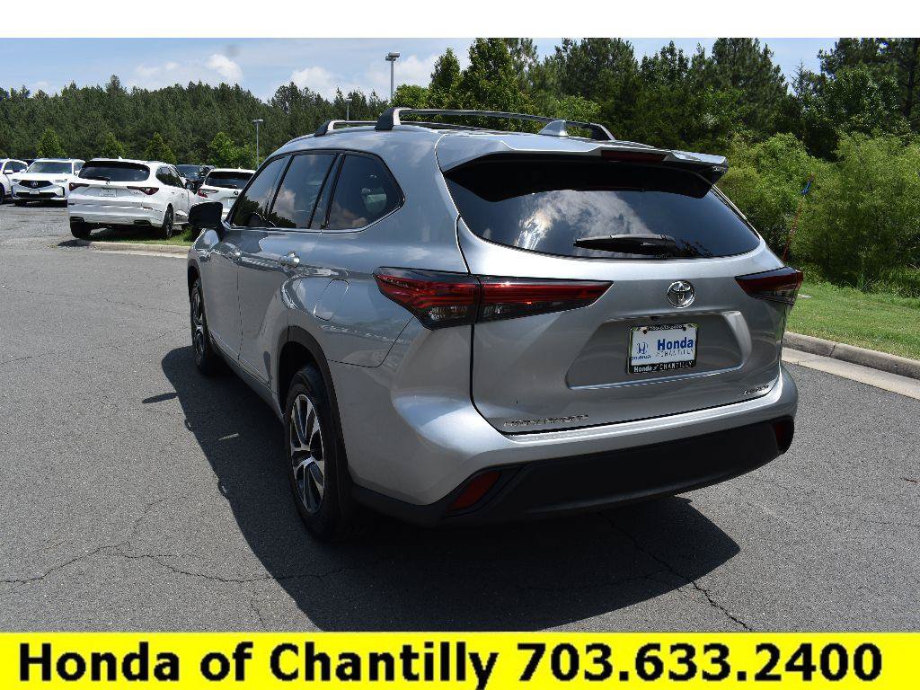 Used 2022 Toyota Highlander XLE AWD/4WD image 5