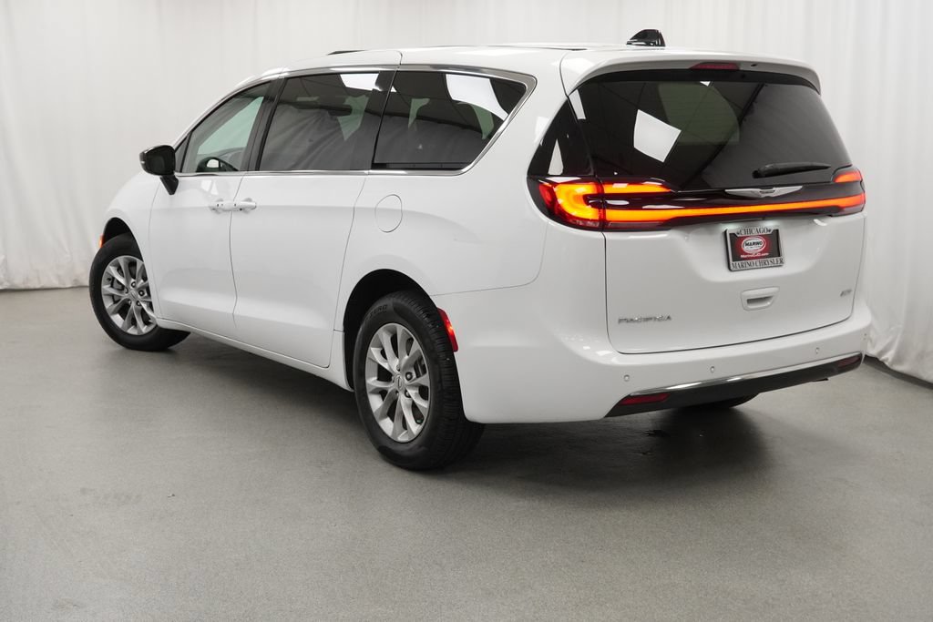 Certified 2025 Chrysler Pacifica Select AWD/4WD image 14