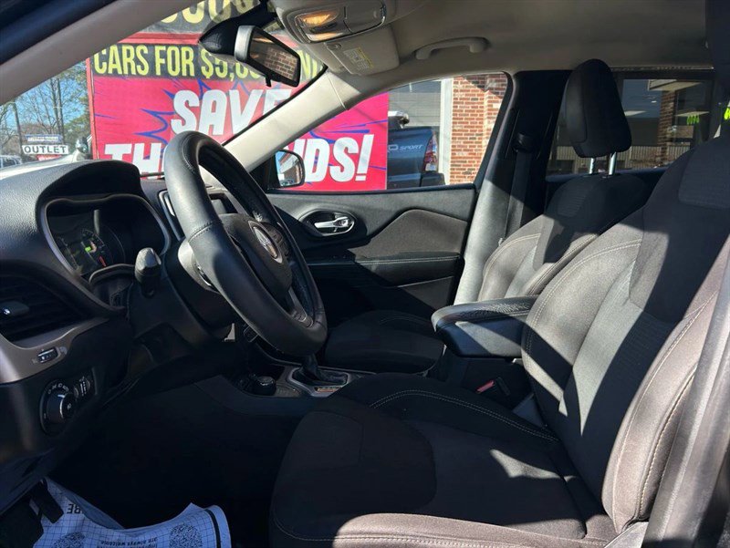 Used 2016 Jeep Cherokee Latitude w/ Safety/Convenience Group image 9