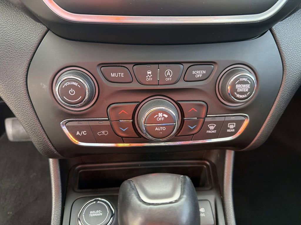 Used 2022 Jeep Cherokee Latitude Lux w/ Sun & Sound Group image 36