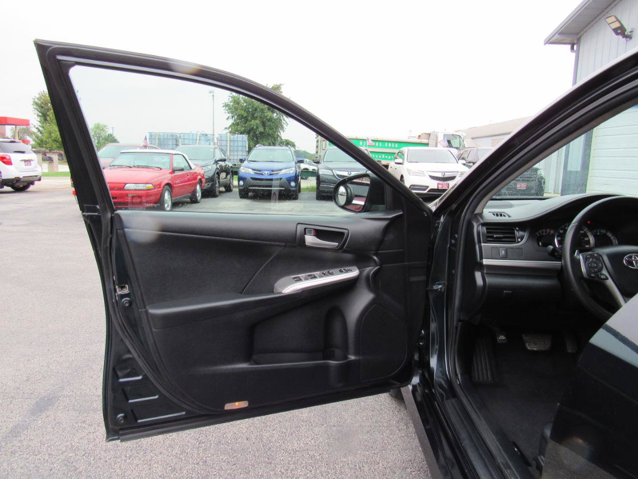 Used 2012 Toyota Camry SE FWD image 12