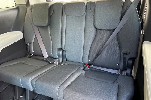 Used 2023 Kia Carnival LX image 19