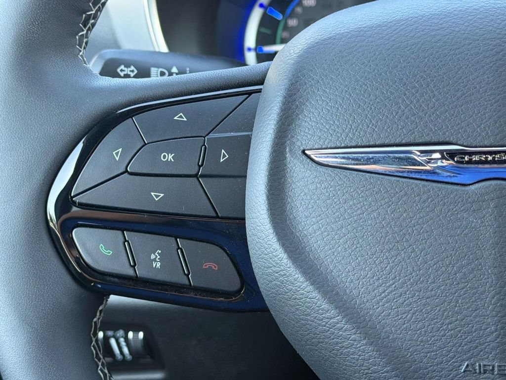 Used 2025 Chrysler Pacifica Premium FWD image 11