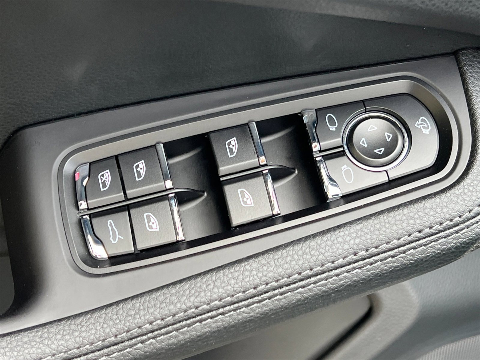 Used 2025 Porsche Macan image 13