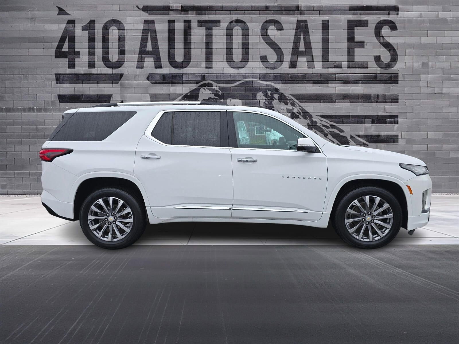 Used 2023 Chevrolet Traverse Premier AWD/4WD image 2