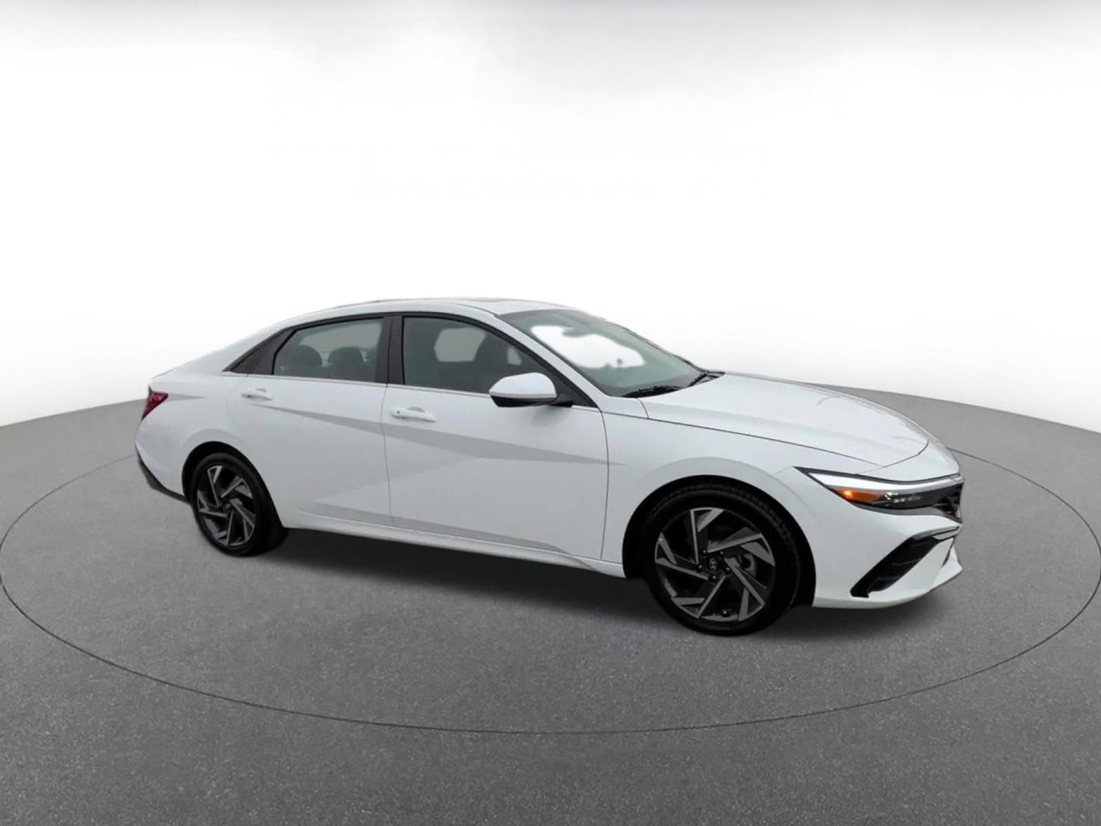 Used 2025 Hyundai Elantra SEL FWD image 2