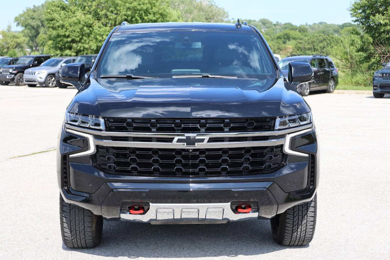 Used 2022 Chevrolet Suburban Z71 w/ Luxury Package AWD/4WD image 2
