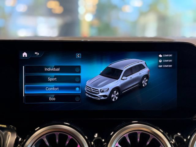 Used 2023 Mercedes-Benz GLB 250 4MATIC w/ Premium Package image 40