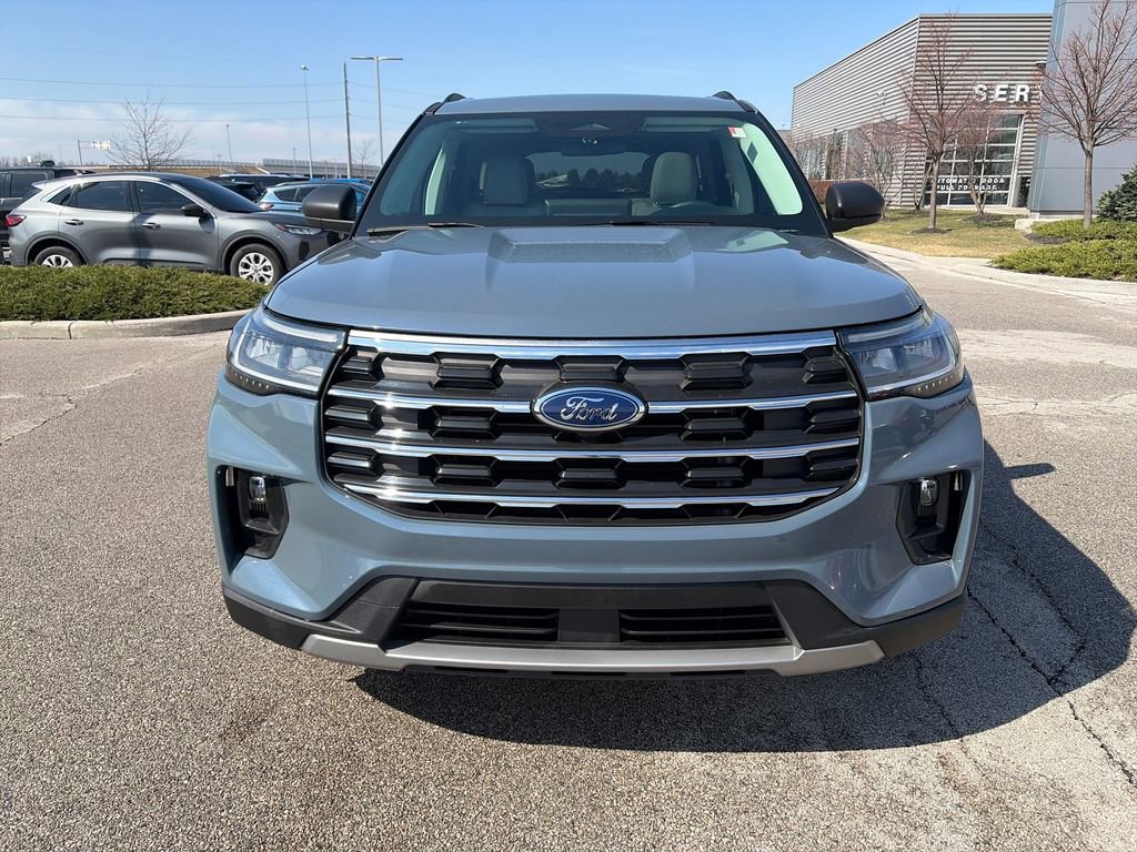 Used 2025 Ford Explorer Active w/ Active Comfort Package image 2