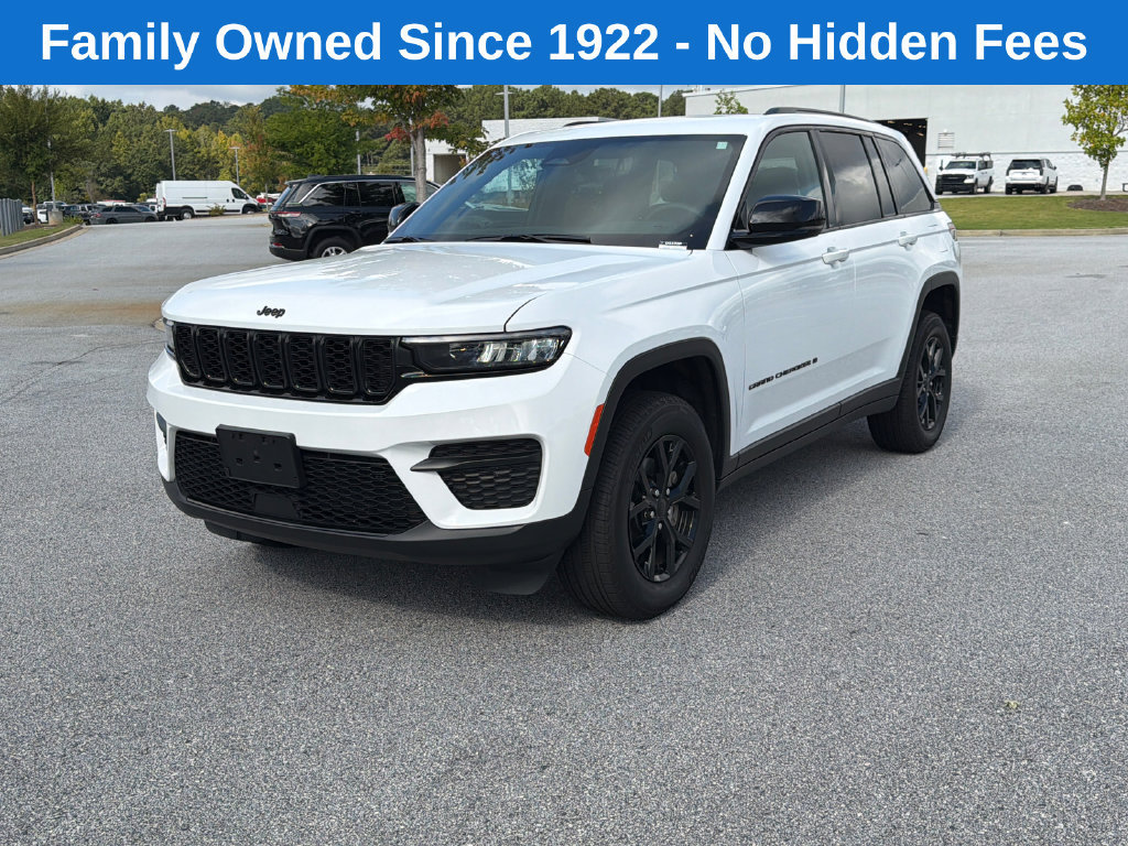 Used 2025 Jeep Grand Cherokee Altitude AWD/4WD image 3