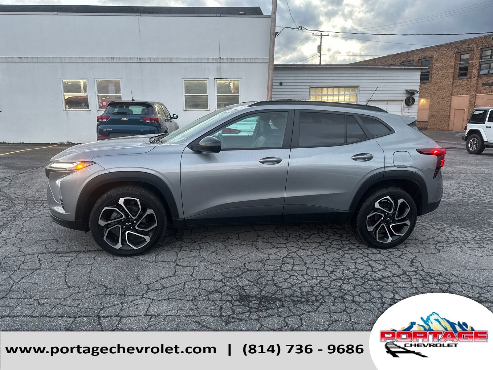 Used 2024 Chevrolet Trax RS w/ Sunroof Package image 2