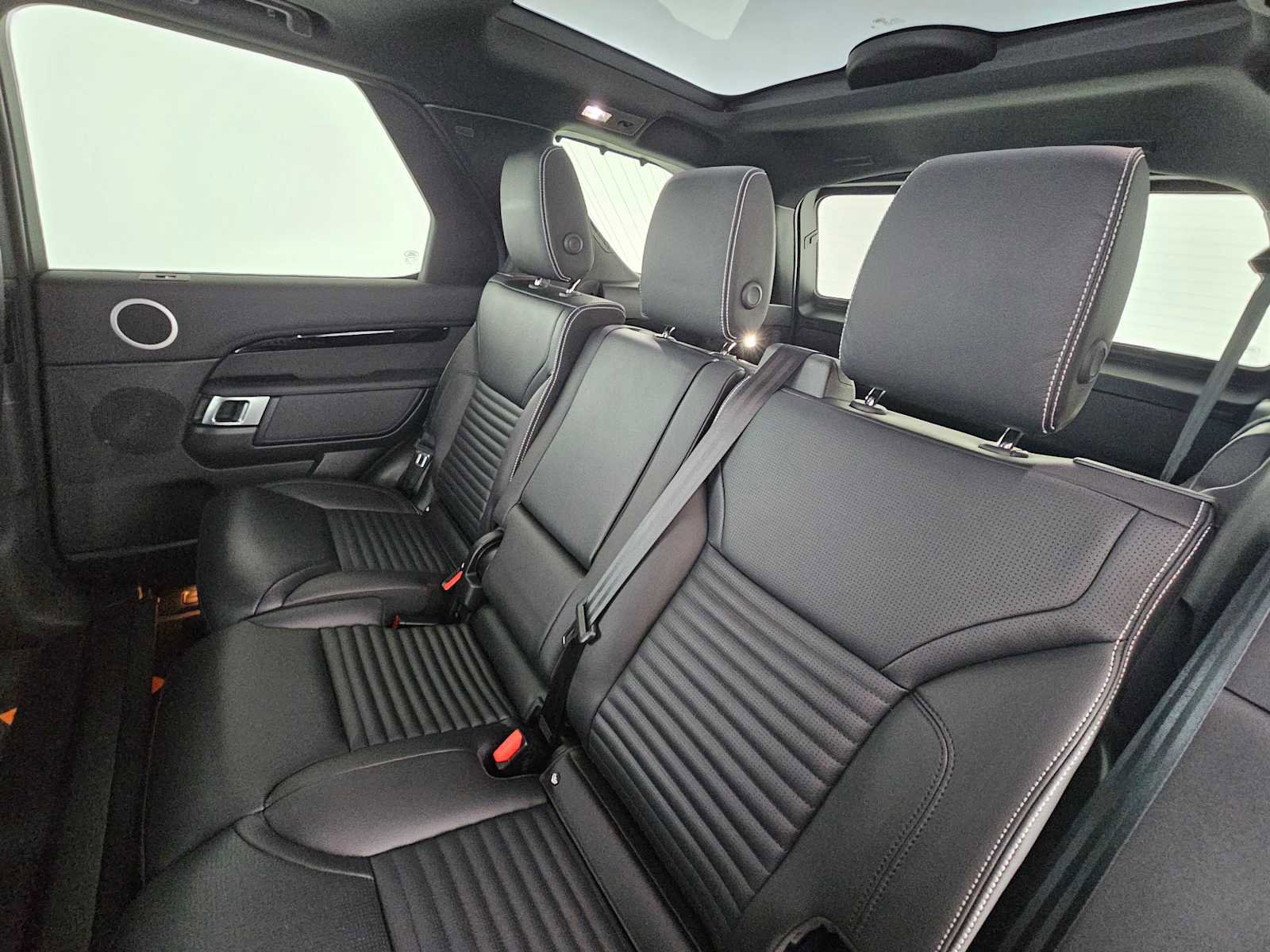 Used 2025 Land Rover Discovery S AWD/4WD image 19