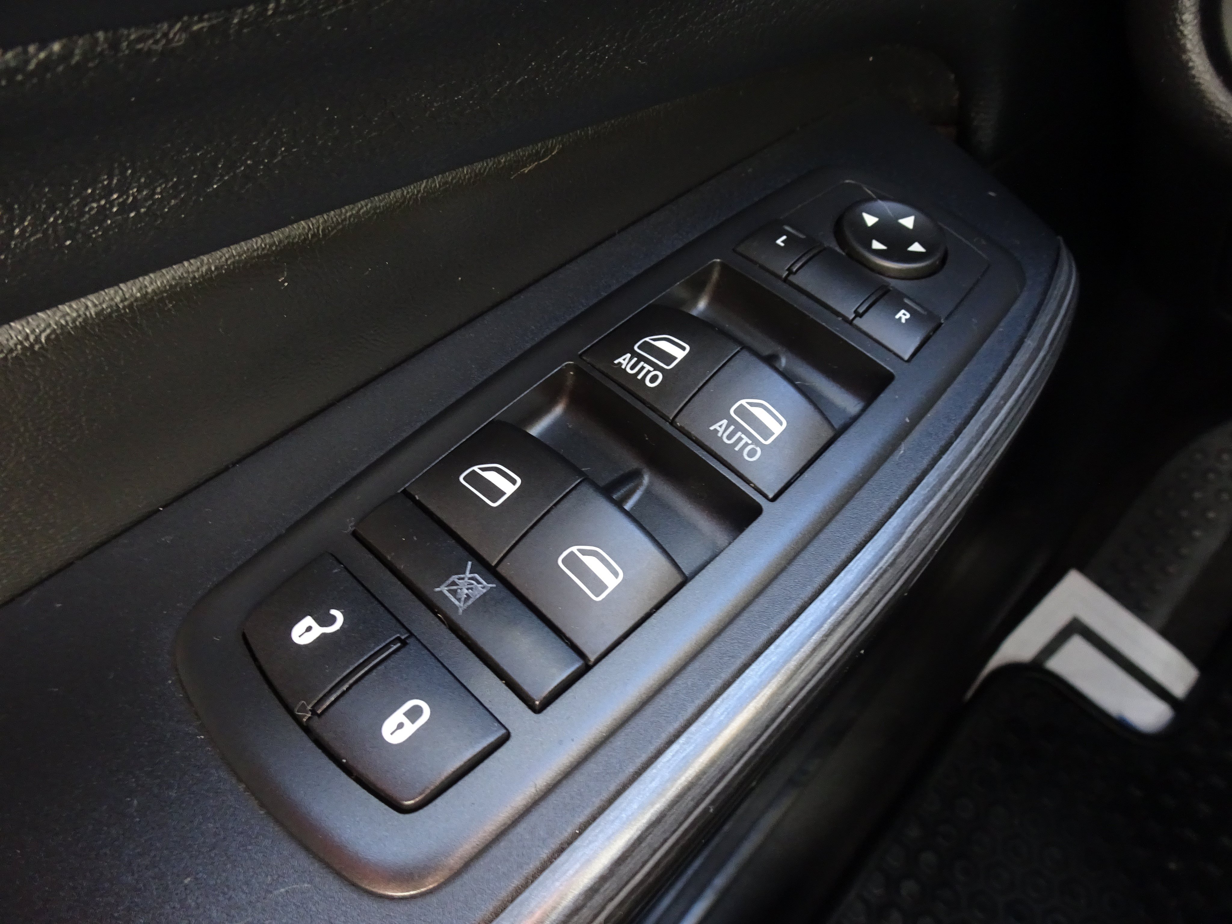 Used 2016 Jeep Cherokee Trailhawk w/ Cold Weather Group AWD/4WD image 24