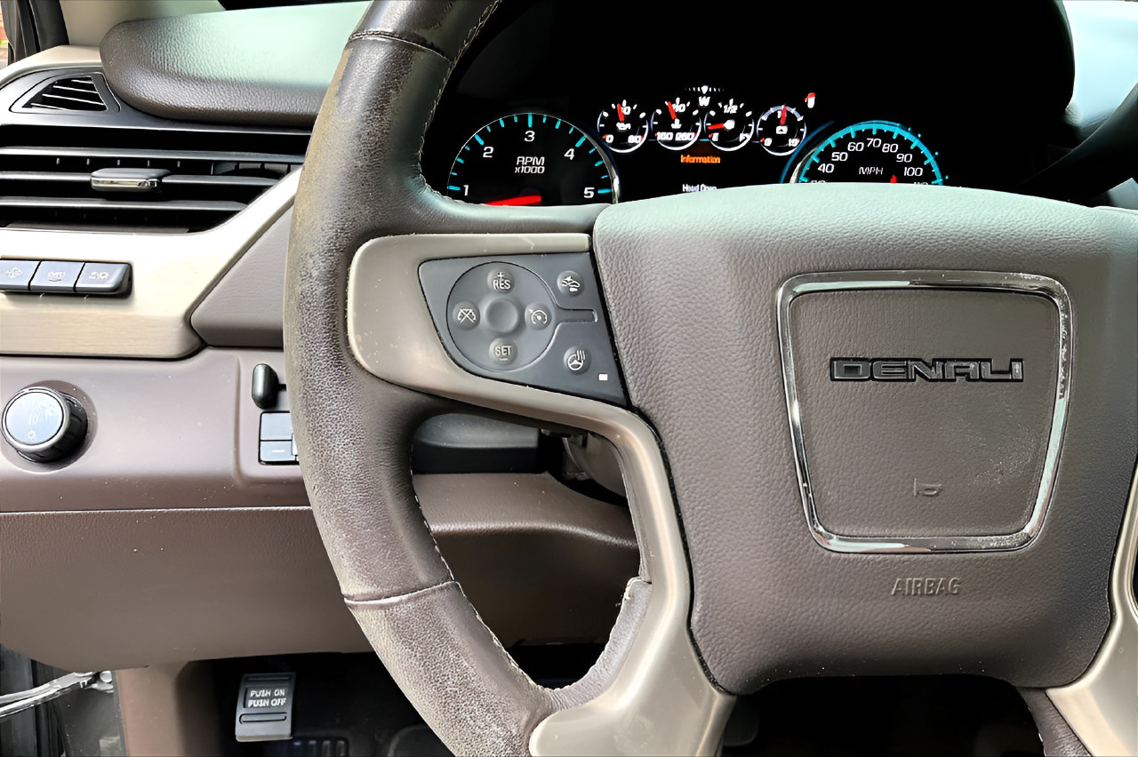Used 2020 GMC Yukon Denali RWD image 10