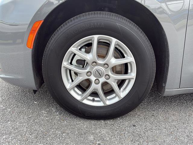 Used 2025 Chrysler Pacifica Select FWD image 9