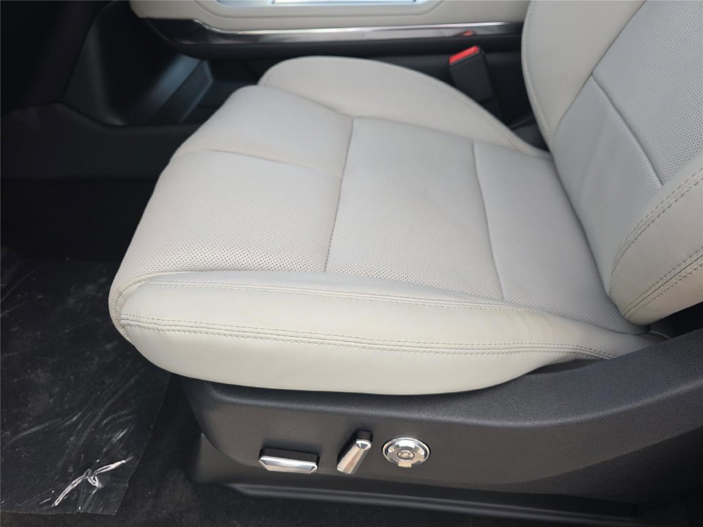 New 2026 Lincoln Navigator Premiere AWD/4WD image 17