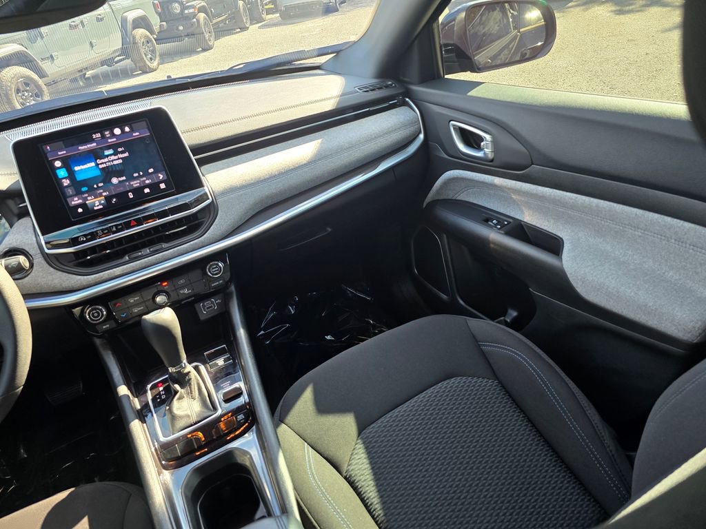 Used 2025 Jeep Compass Sport image 33