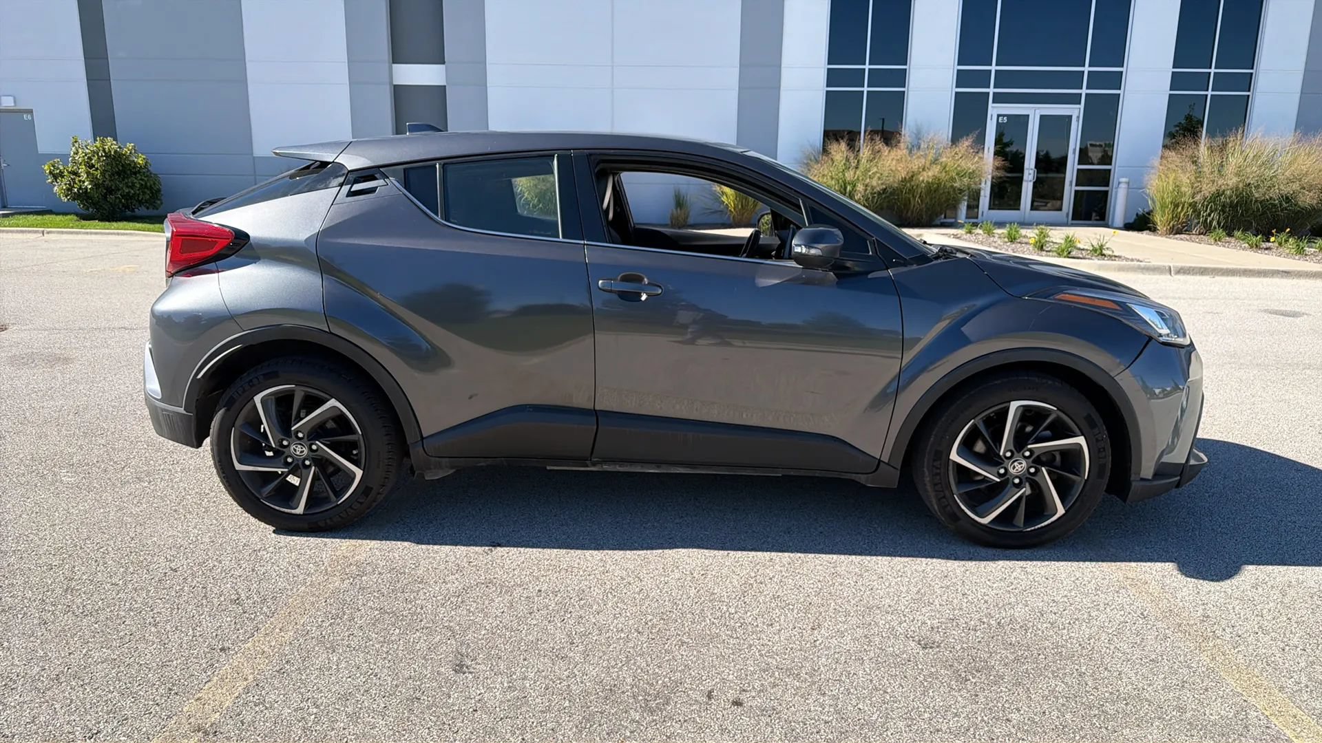 Used 2021 Toyota C-HR Limited FWD image 4