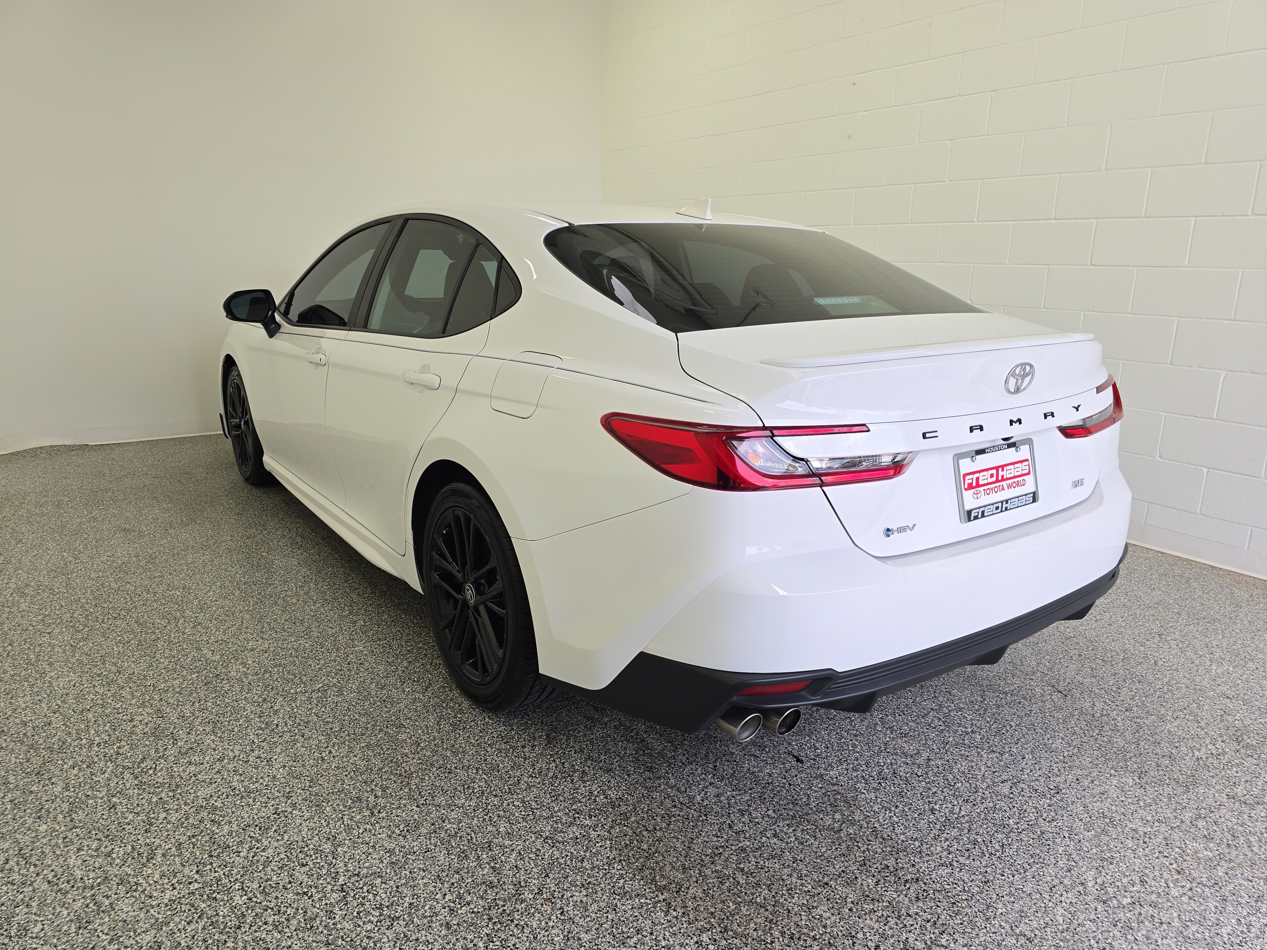 Used 2025 Toyota Camry SE w/ Convenience Package FWD image 6