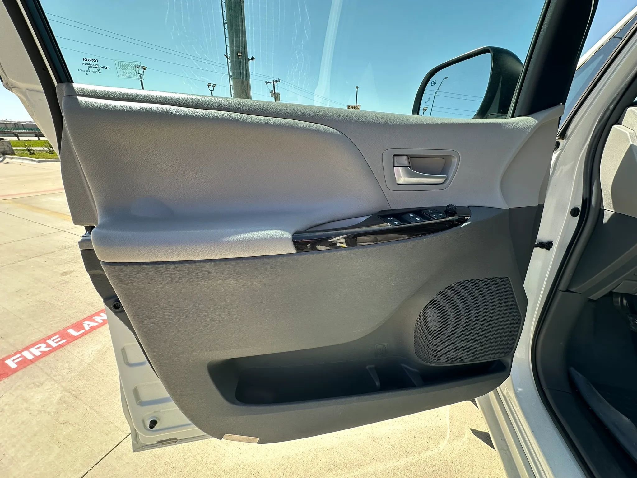 Used 2015 Toyota Sienna XLE image 39