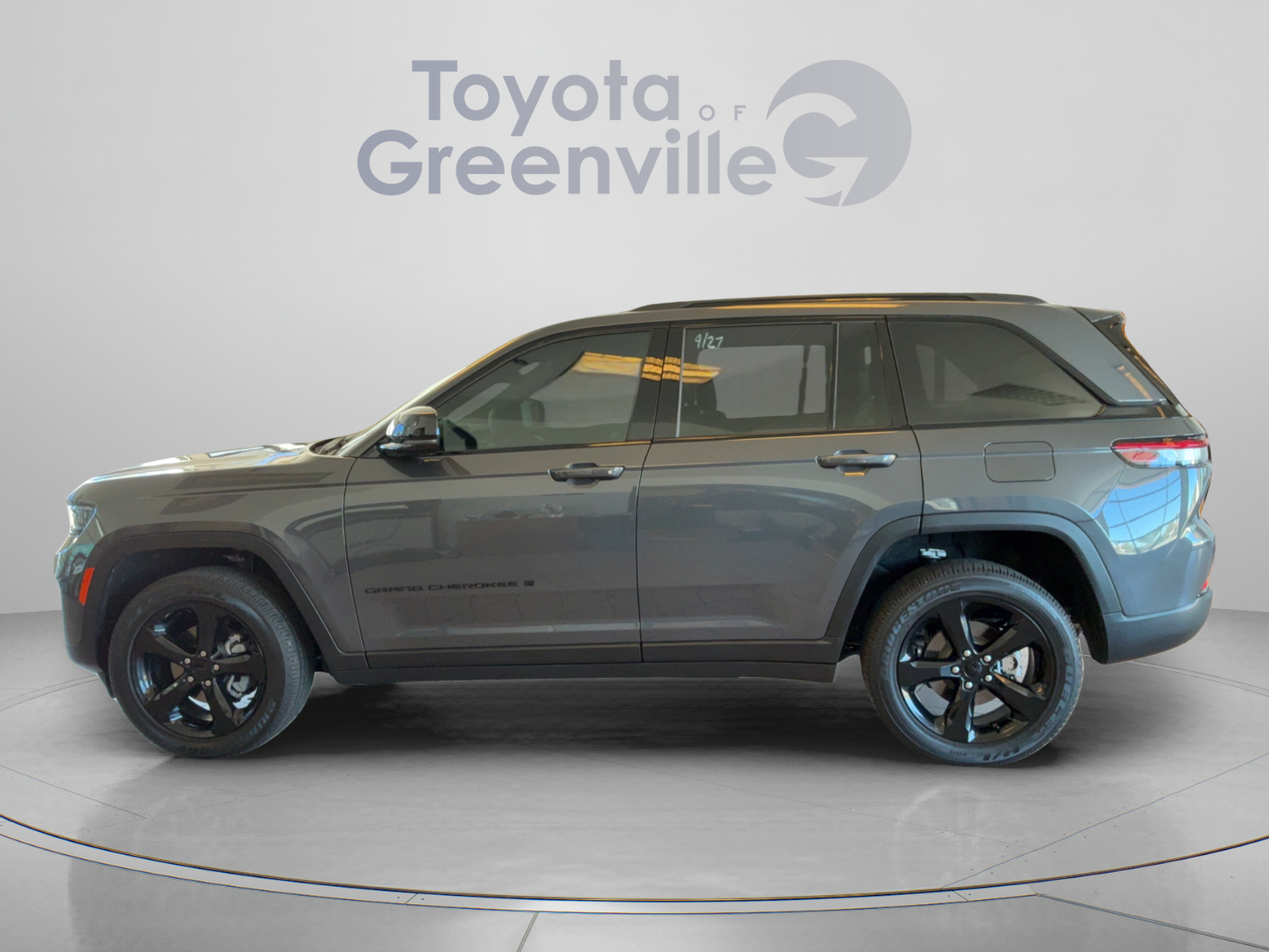 Used 2025 Jeep Grand Cherokee Altitude RWD image 2