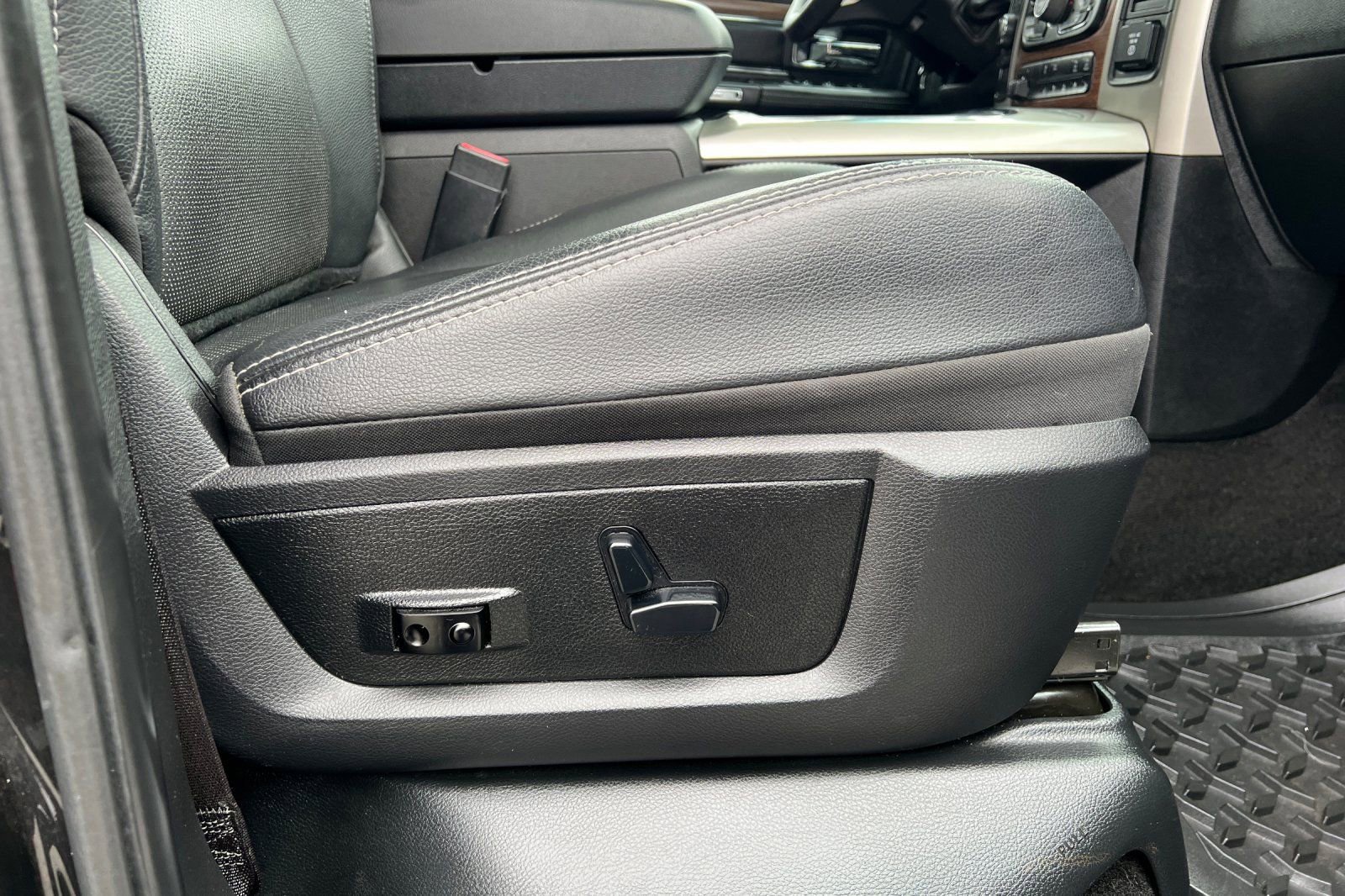 Used 2017 RAM 3500 Laramie image 21