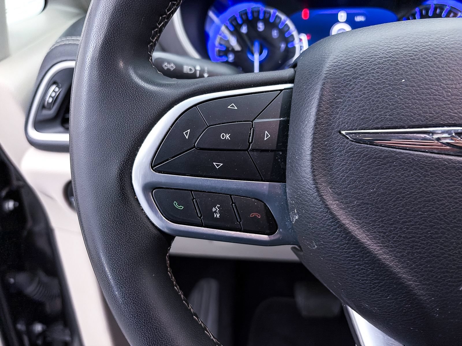 Used 2023 Chrysler Pacifica Touring-L AWD/4WD image 28