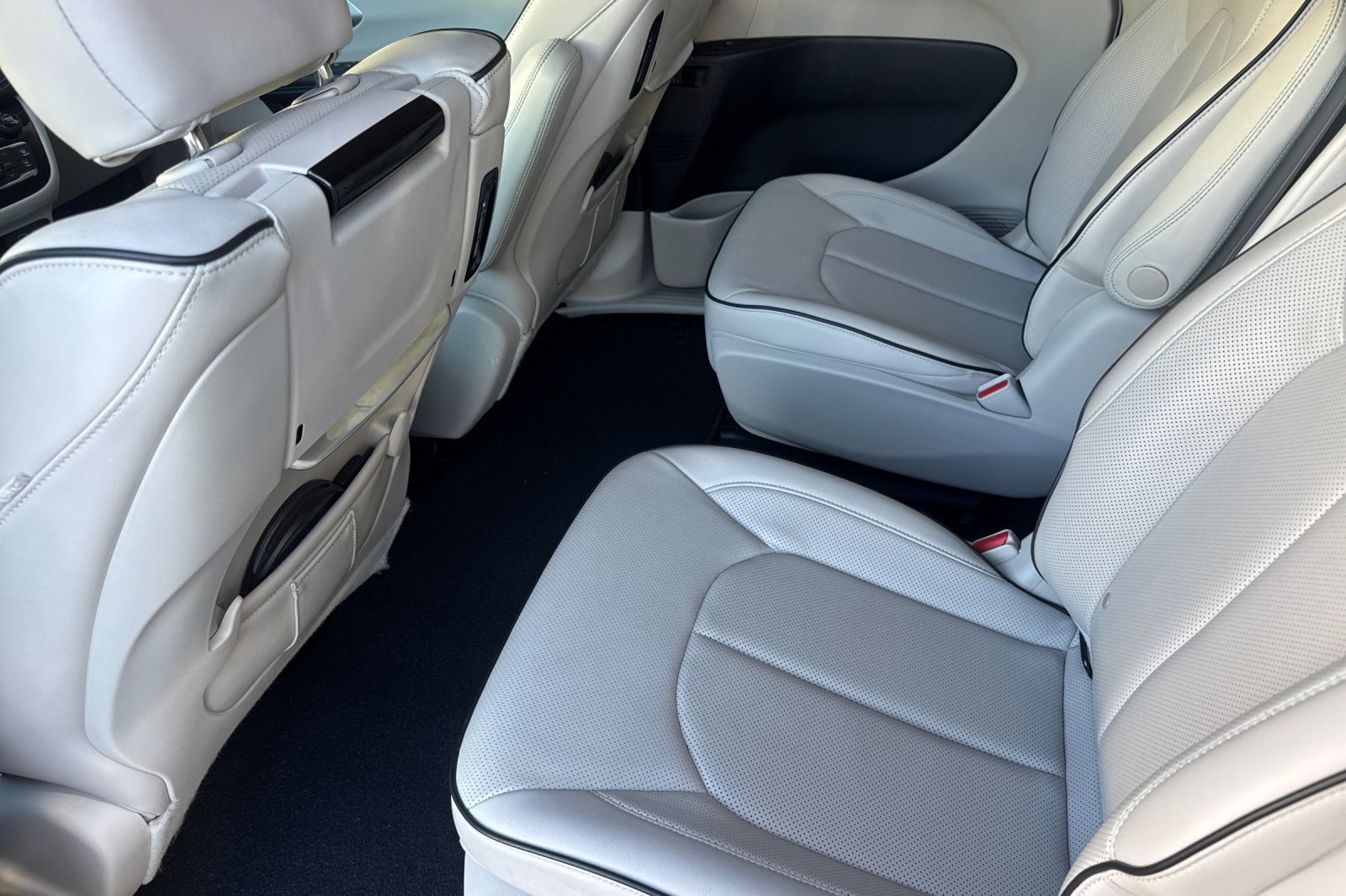 Used 2020 Chrysler Pacifica Limited w/ Advanced Safetytec Group FWD image 13