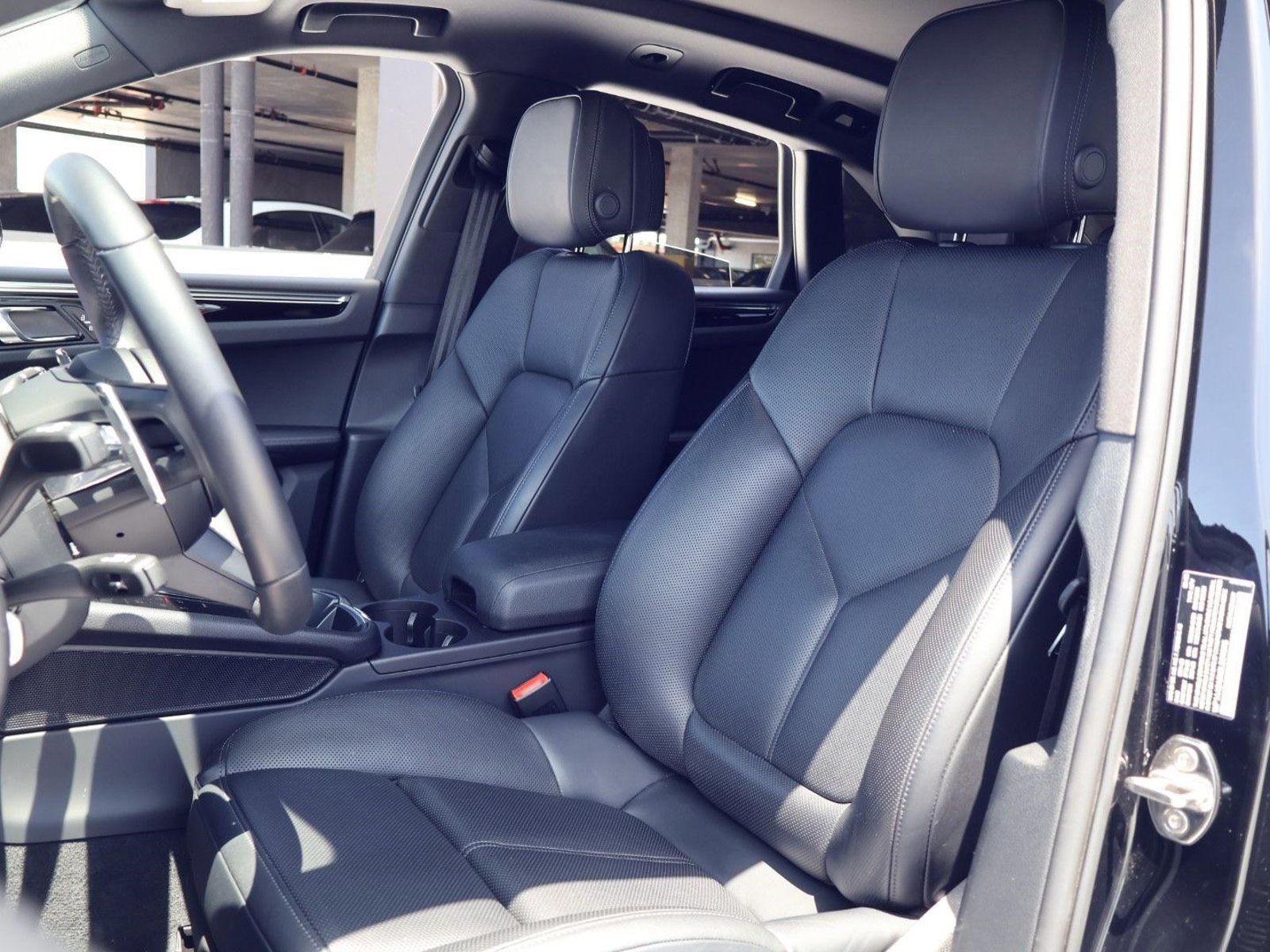 Certified 2025 Porsche Macan AWD/4WD image 5
