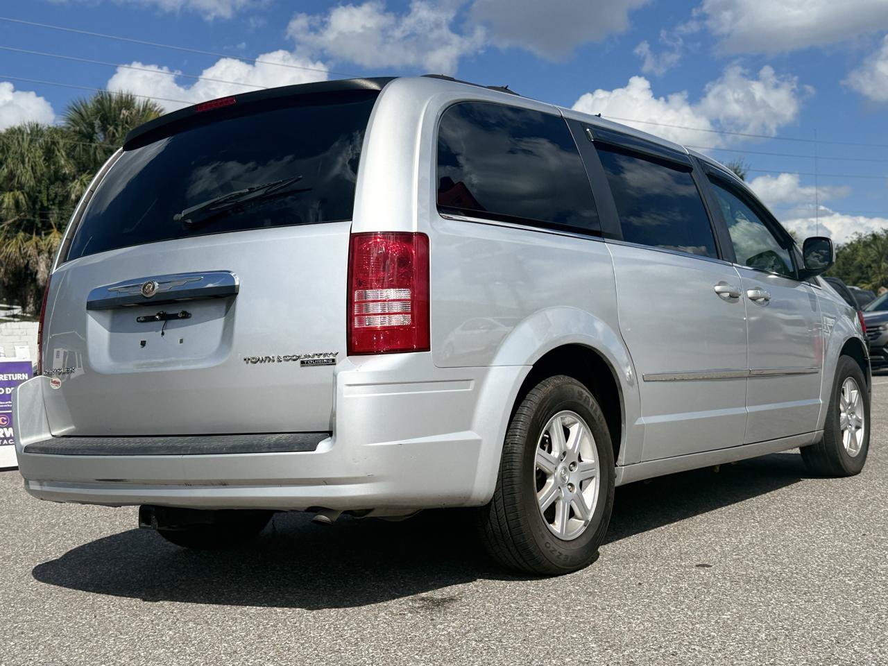 Used 2010 Chrysler Town & Country Touring FWD image 14