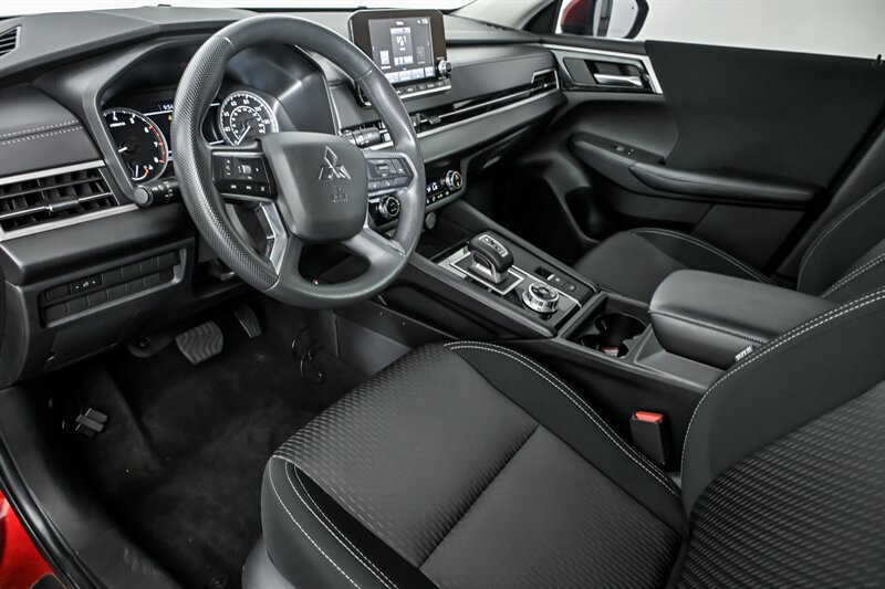 Used 2024 Mitsubishi Outlander ES AWD/4WD image 13