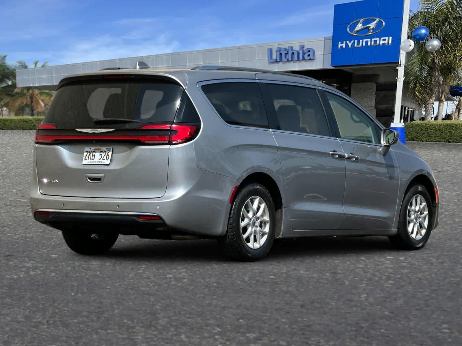 Used 2021 Chrysler Pacifica Touring-L FWD image 3