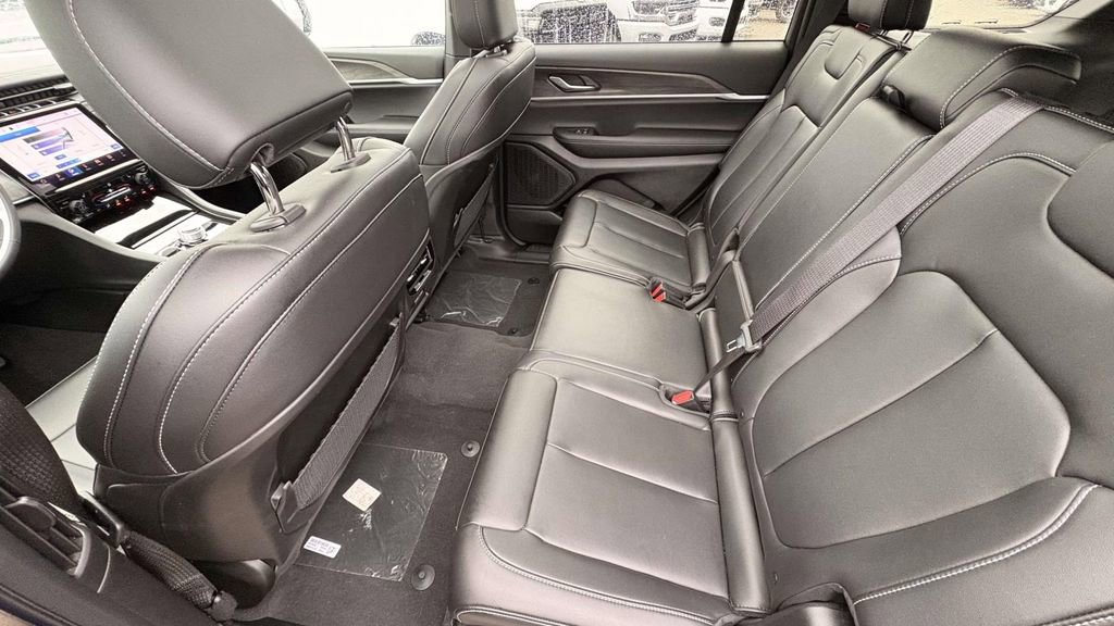 New 2025 Jeep Grand Cherokee L Limited w/ Black Appearance Package AWD/4WD image 17