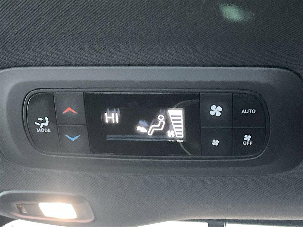 Used 2025 Chrysler Pacifica Limited image 27