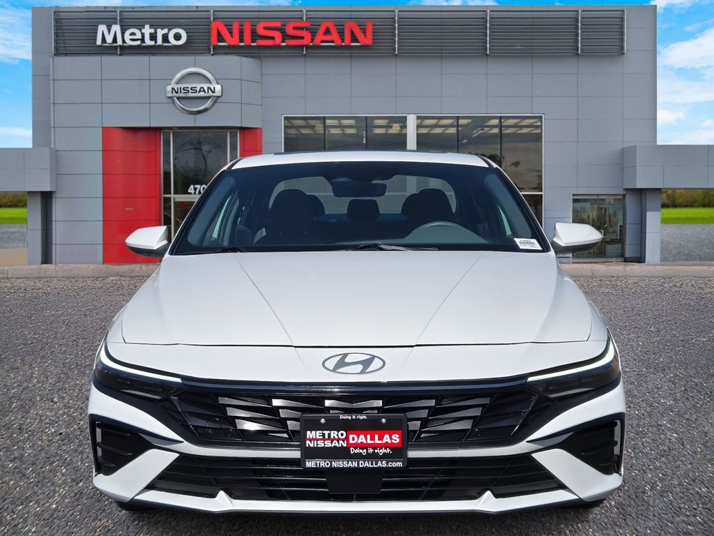 Used 2025 Hyundai Elantra SEL image 2