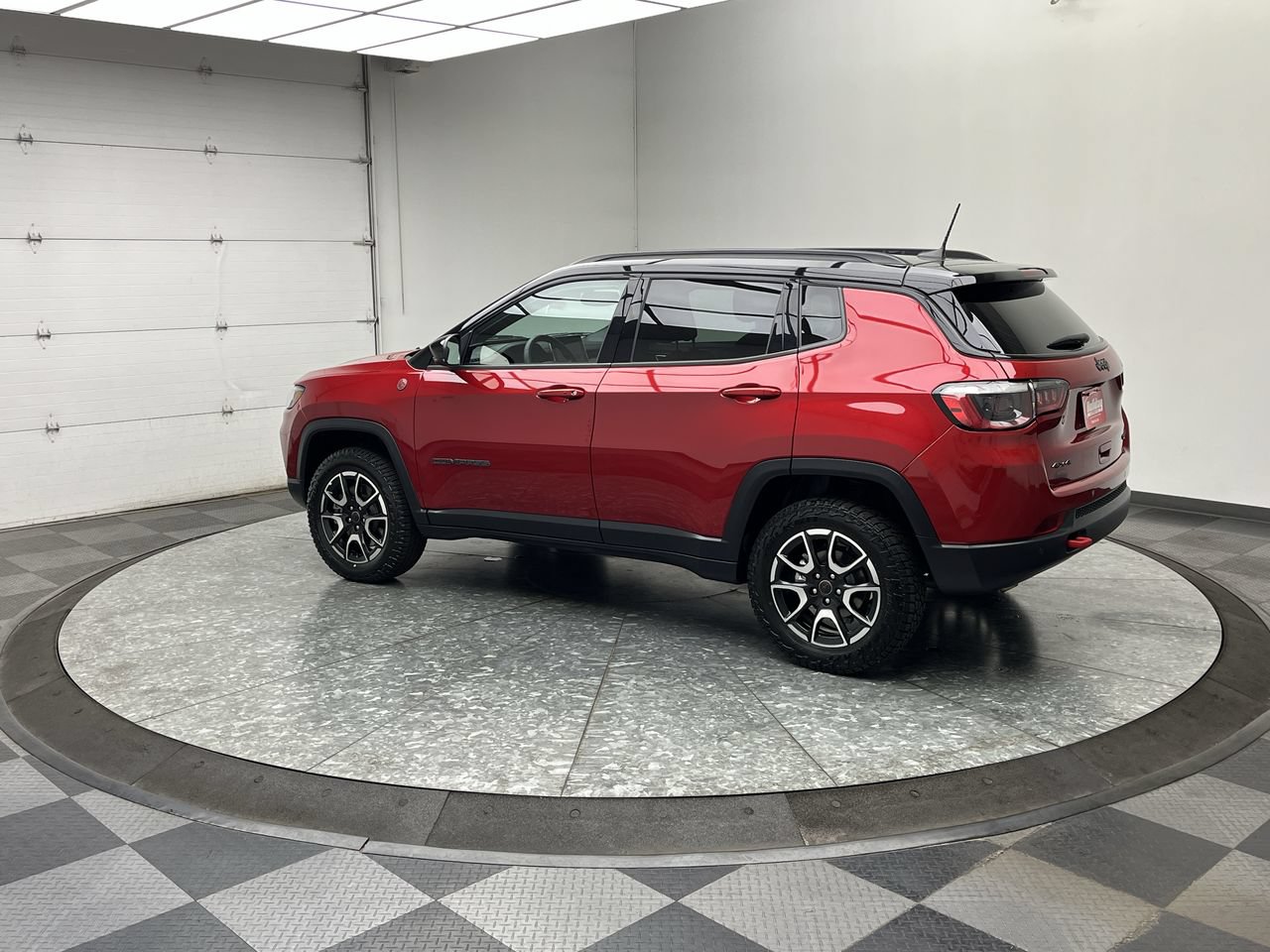 Used 2025 Jeep Compass Trailhawk AWD/4WD image 2
