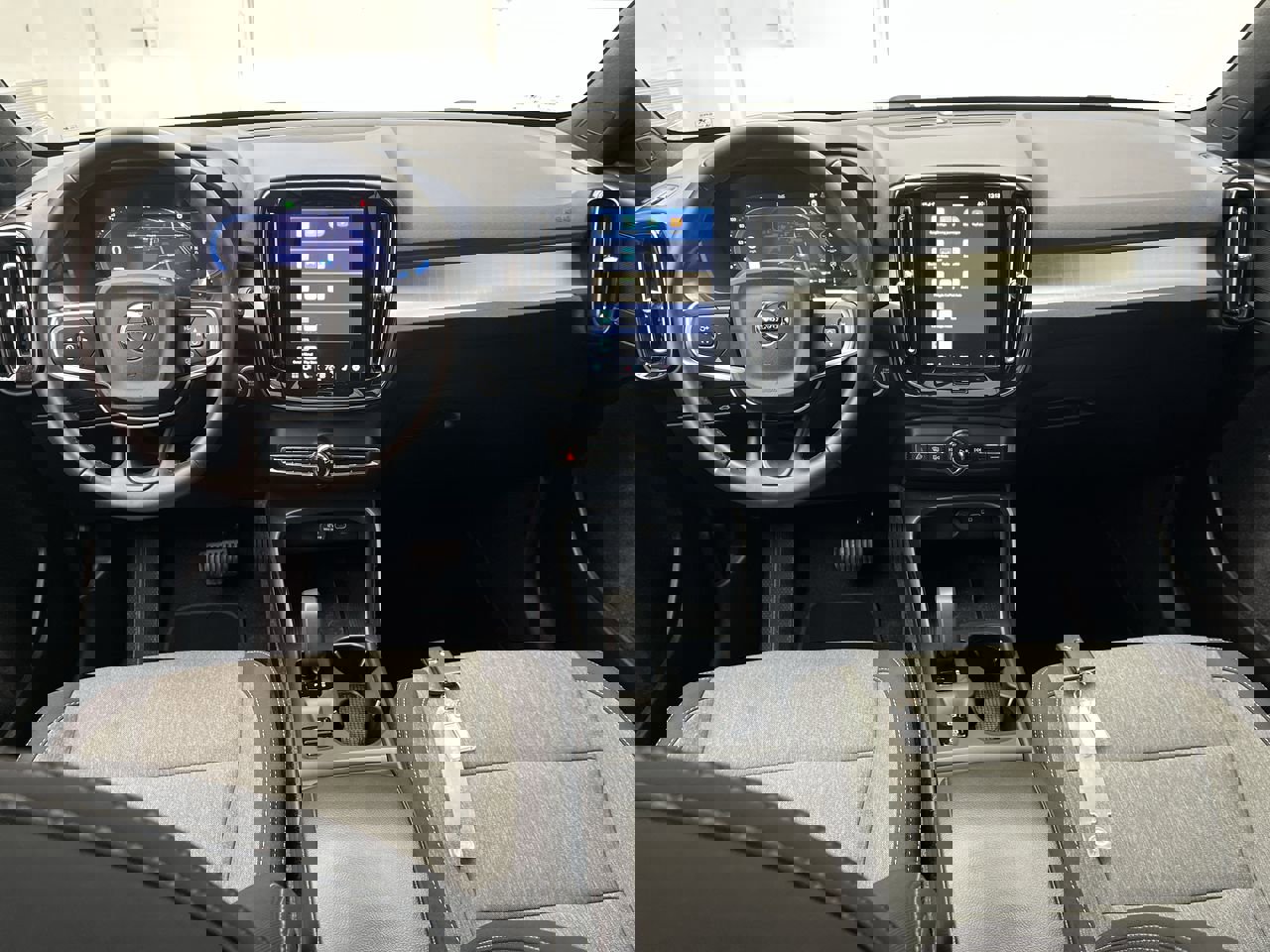 Used 2025 Volvo XC40 B5 Core image 4