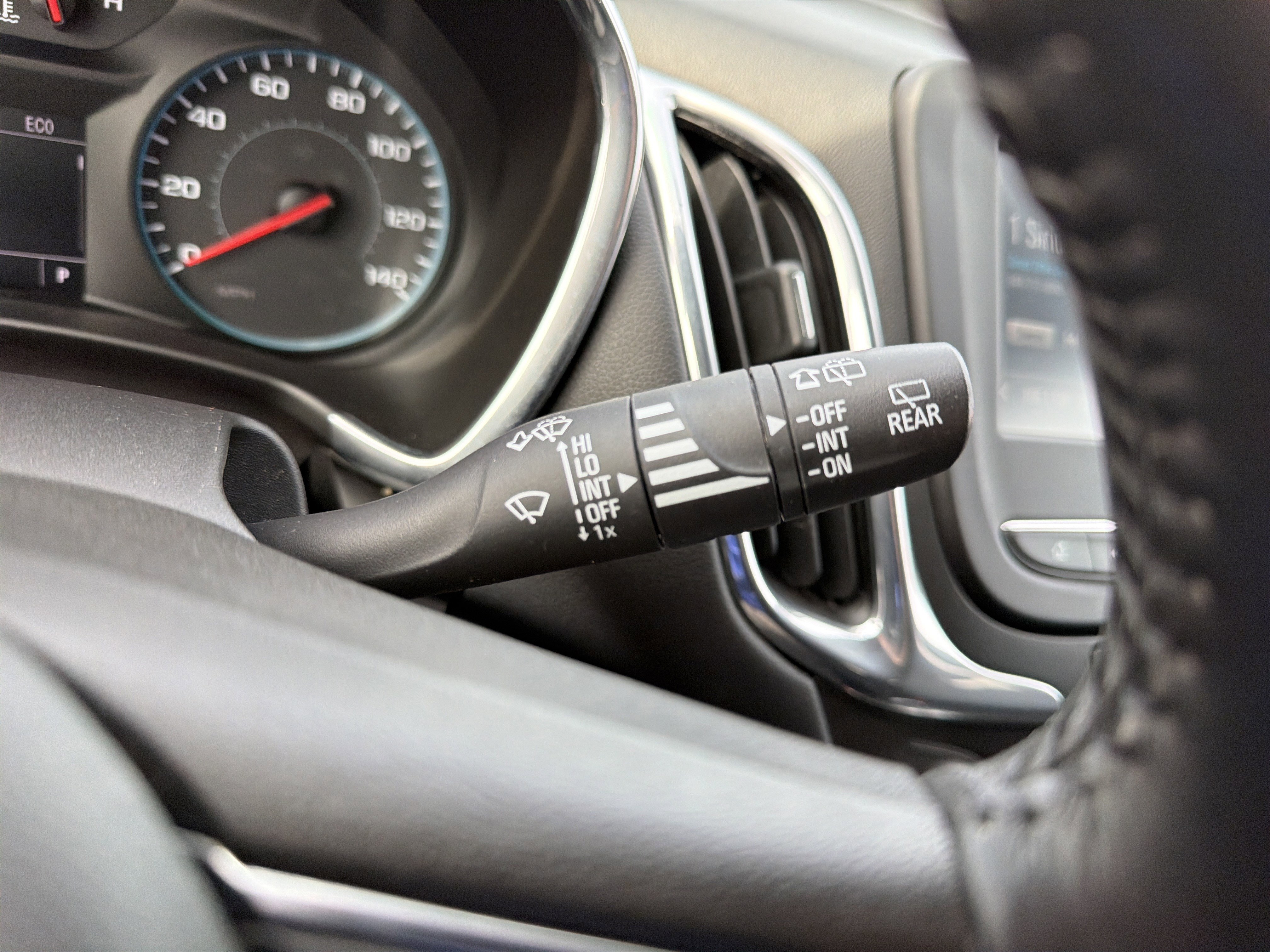 Used 2018 Chevrolet Equinox LT image 29