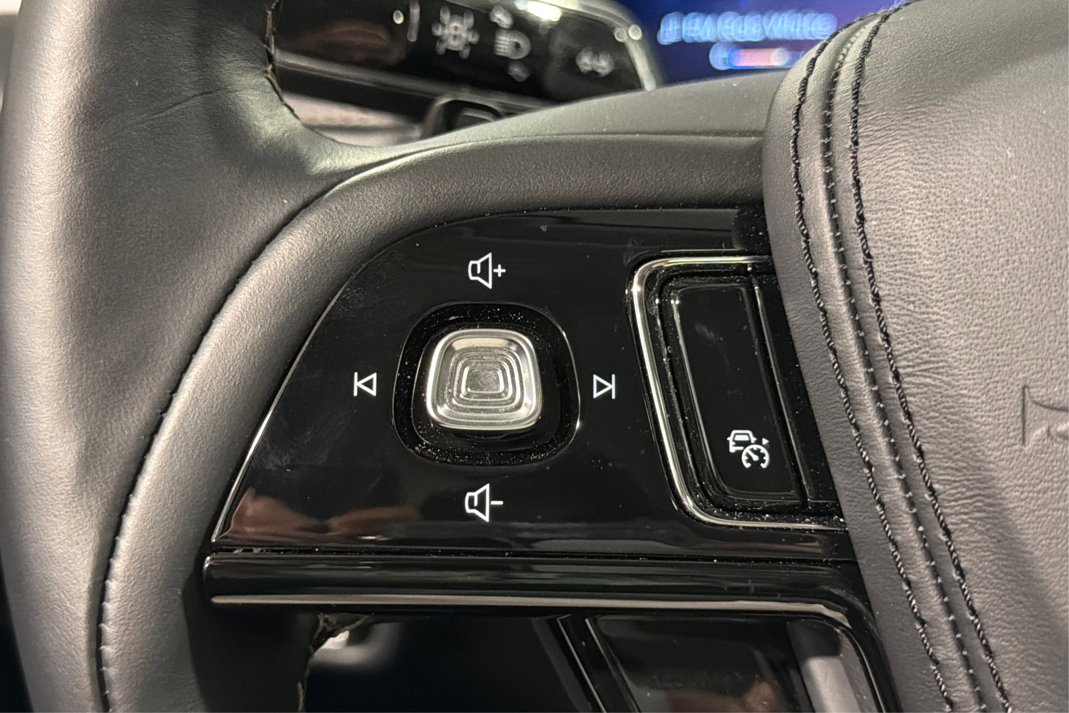 Used 2025 Lincoln Aviator AWD image 24